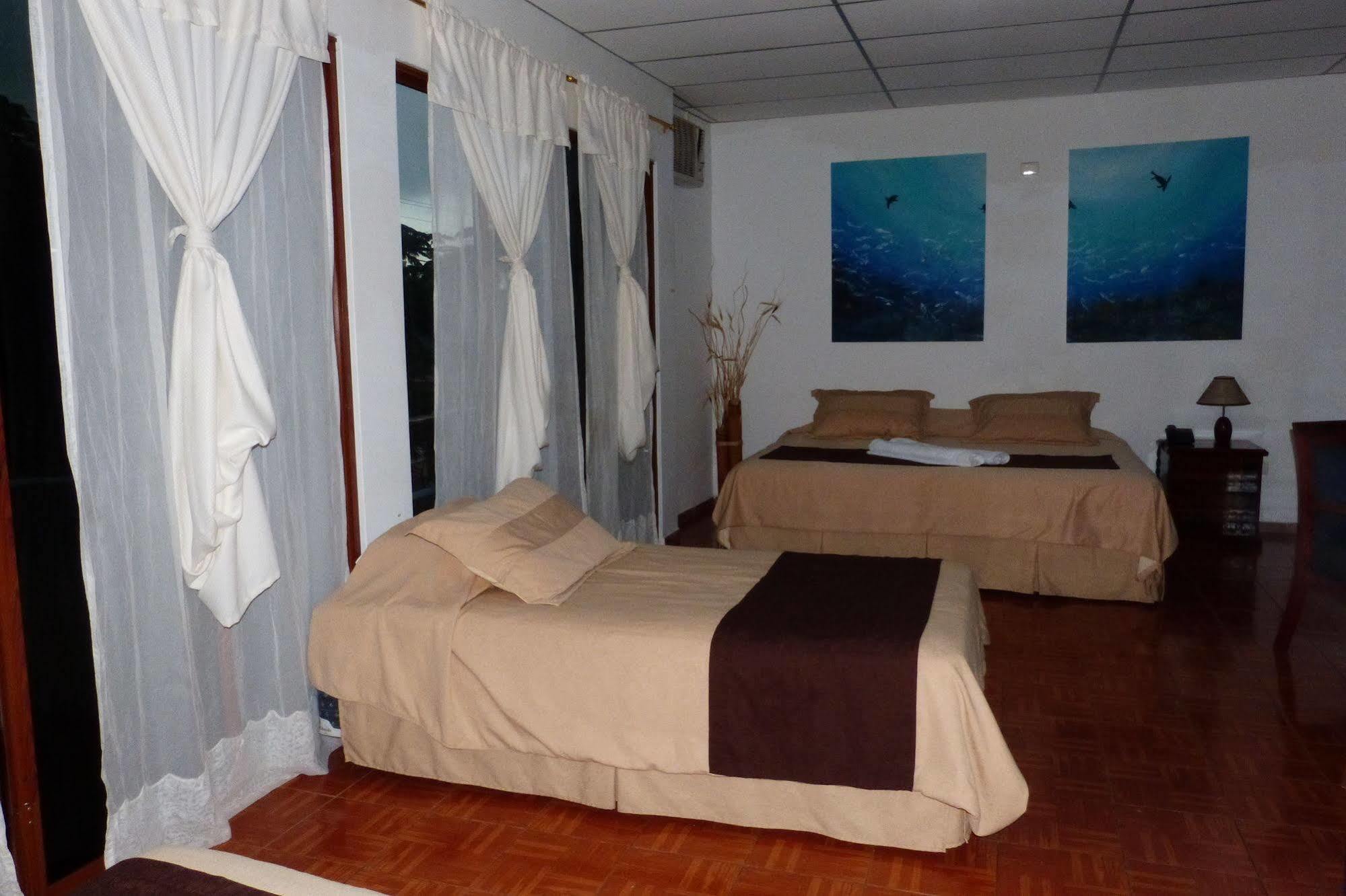 Galapagos Islands Hotel Puerto Ayora  Buitenkant foto